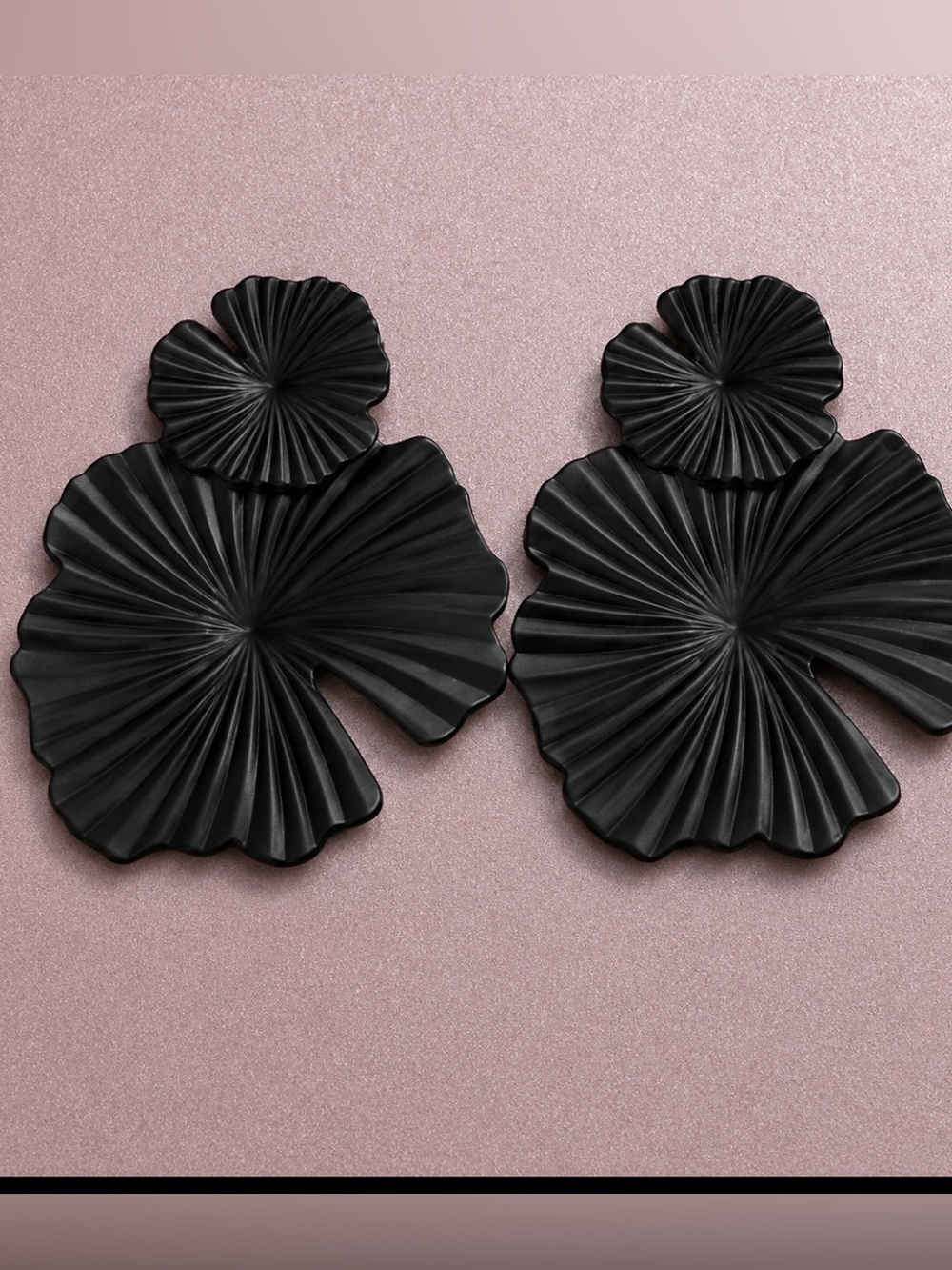 Anthropologie jewelry Stunning black hibiscus earrings Nwt - Picture 4 of 4